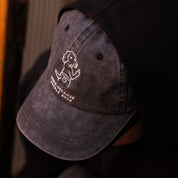 Svart jeanskeps - Logotyp "Dogs. Because People Suck" 