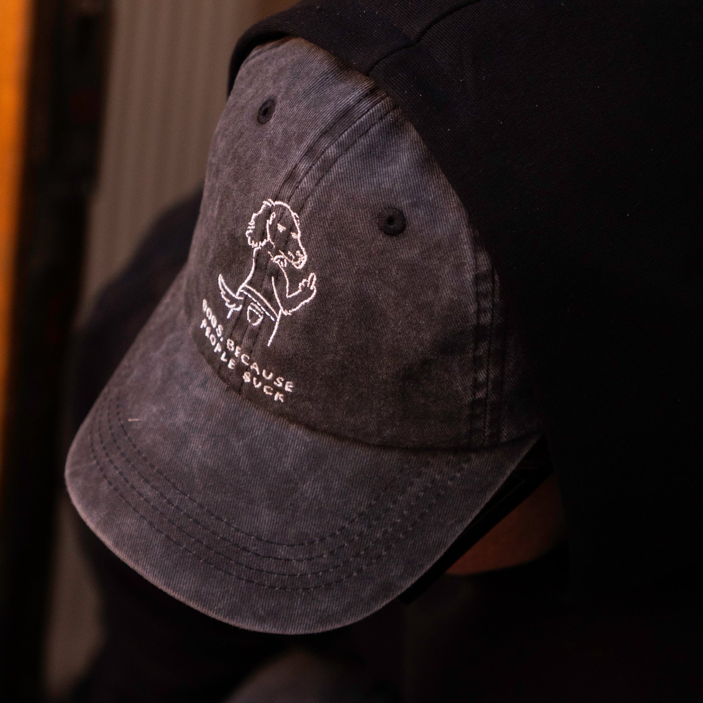 Svart jeanskeps - Logotyp "Dogs. Because People Suck" 