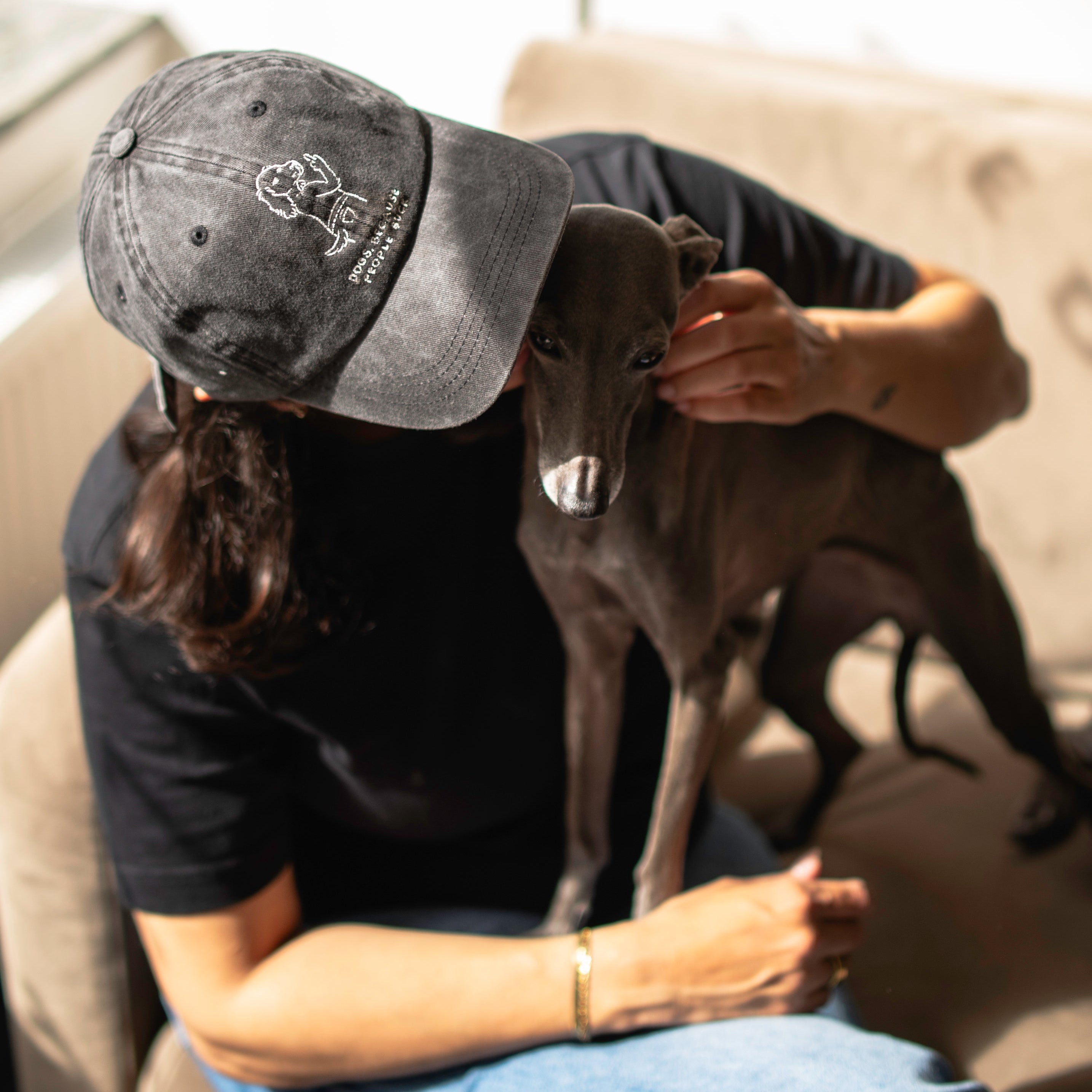 Svart jeanskeps - Logotyp "Dogs. Because People Suck" 
