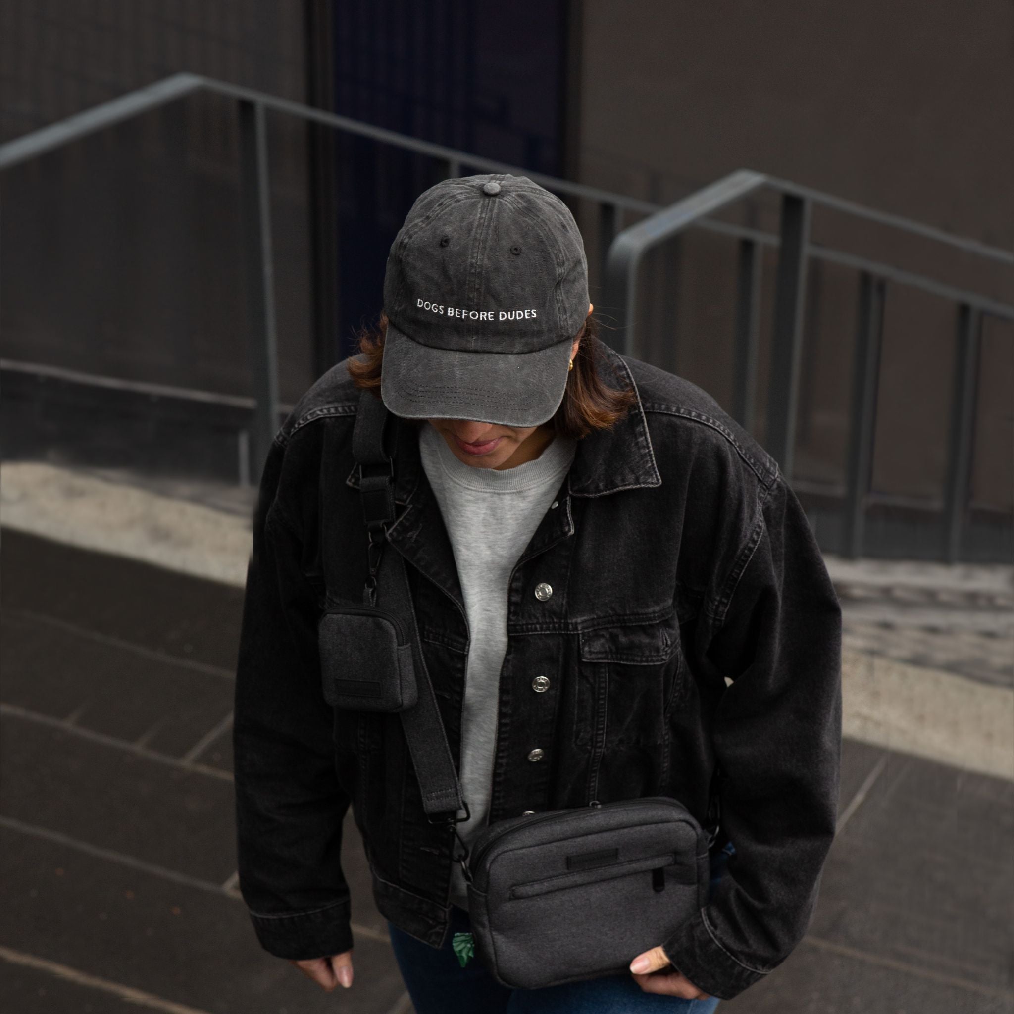 Svart Jeanskeps - Dogs Before Dudes