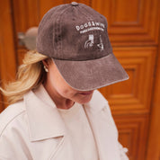 Brun Jeanskeps - Logotyp "Dogs & Wine Make Everything Fine" 
