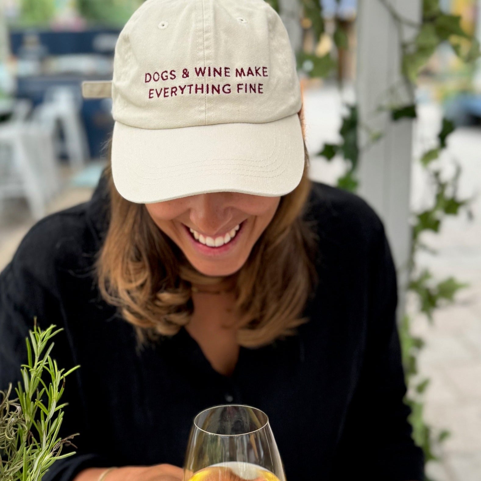 Beige Jeanskeps - Dogs & wine make everything fine