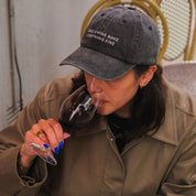 Svart Jeanskeps - Dogs & Wine Make Everything Fine 