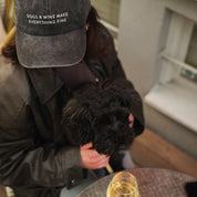 Svart Jeanskeps - Dogs & Wine Make Everything Fine 