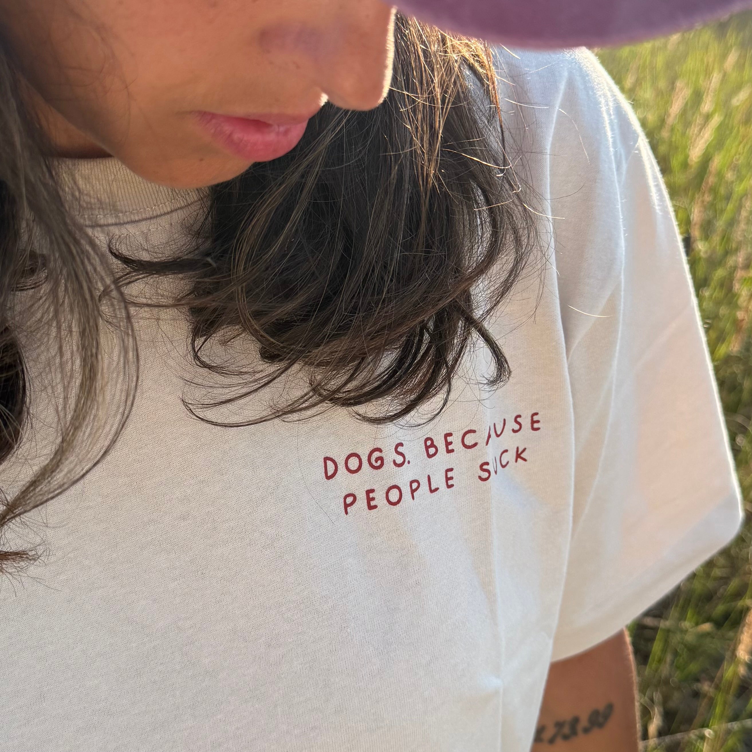 Vit T-shirt - Dogs. Because People Suck